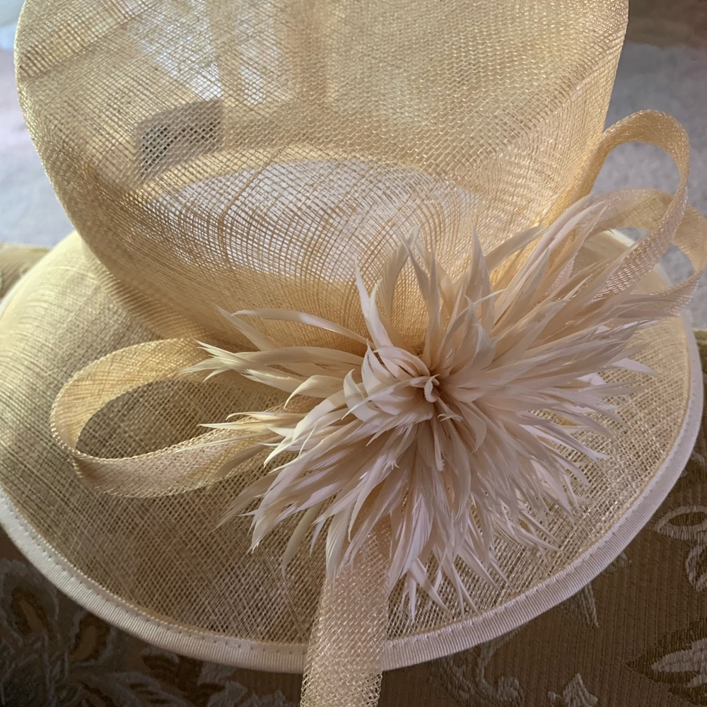 Elegant Cream Hat with Floral Accent
